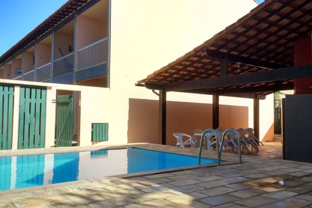 Visão do condomínio à partir da área da piscina.