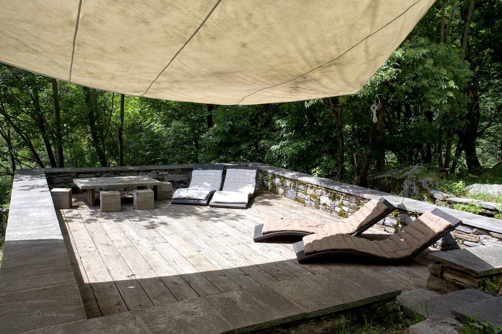 Holz-Terasse mit Liegebetten und Trampolin
