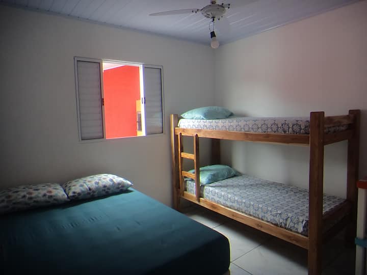 Спална соба 2 - двоен кревет и кревет на спрат. Тавански вентилатор