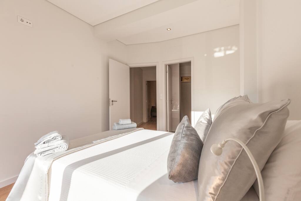 GREY ROOM WITH BALCONY AND PRIVATE BATHROOM