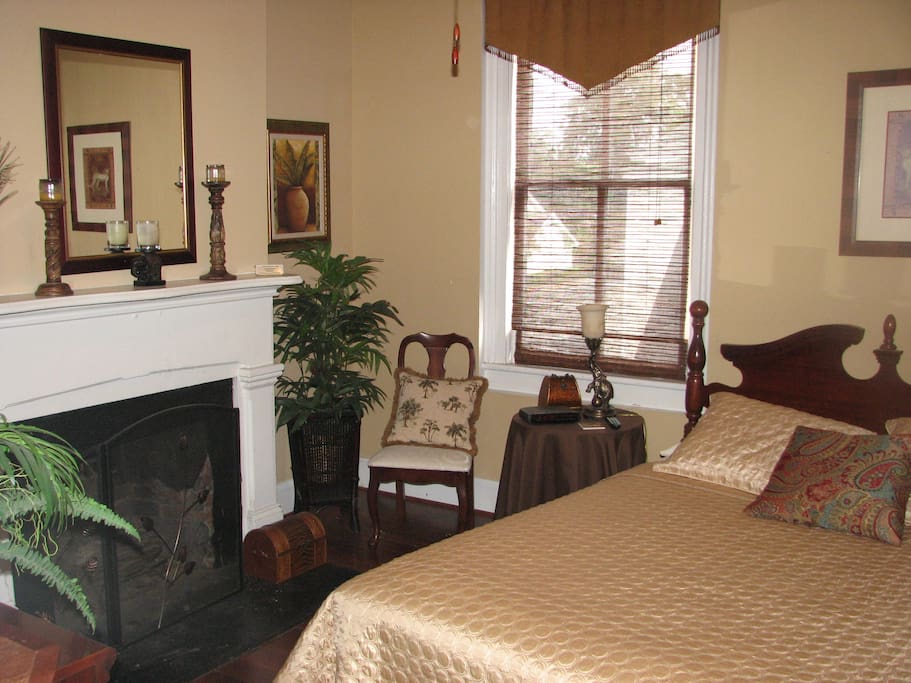 This listing -- Room C -- with queen bed is cozy and has a bit of a "jungle" feel to the decor. Flat screen TV adn like all our rooms, has a full, private bath attached to the room. This room has an entrance way and a little office space with table suitable for a lap-top. 2 large closets, too!