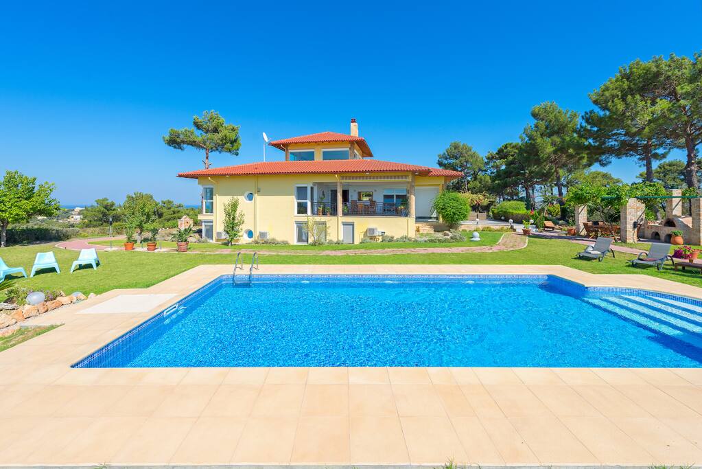 Swimmingpool with garden