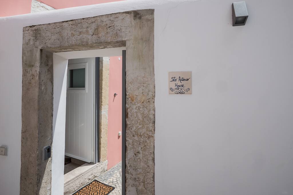Home By The Castle - Santo António House