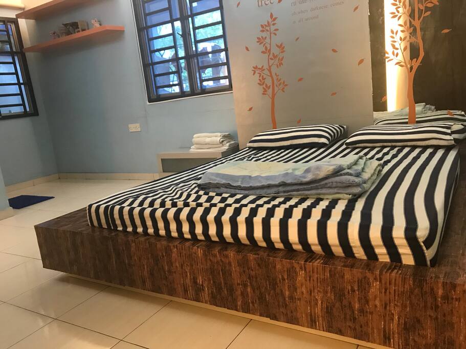 《蓝海》有冷气,热水器,风扇,厨,镜子,厕所
《Blue Ocean》Included Air-condition, water heater, fan, cabinet,mirror, toilet