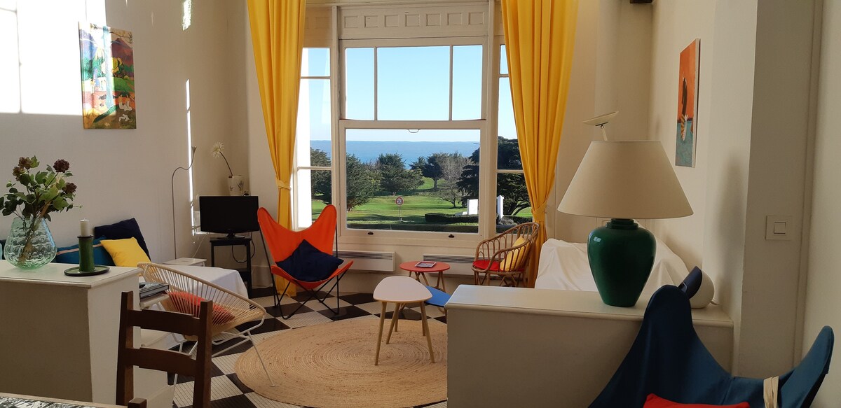 En el lado de la sala de estar, vista al campo de golf, al mar, a las islas y a la playa.