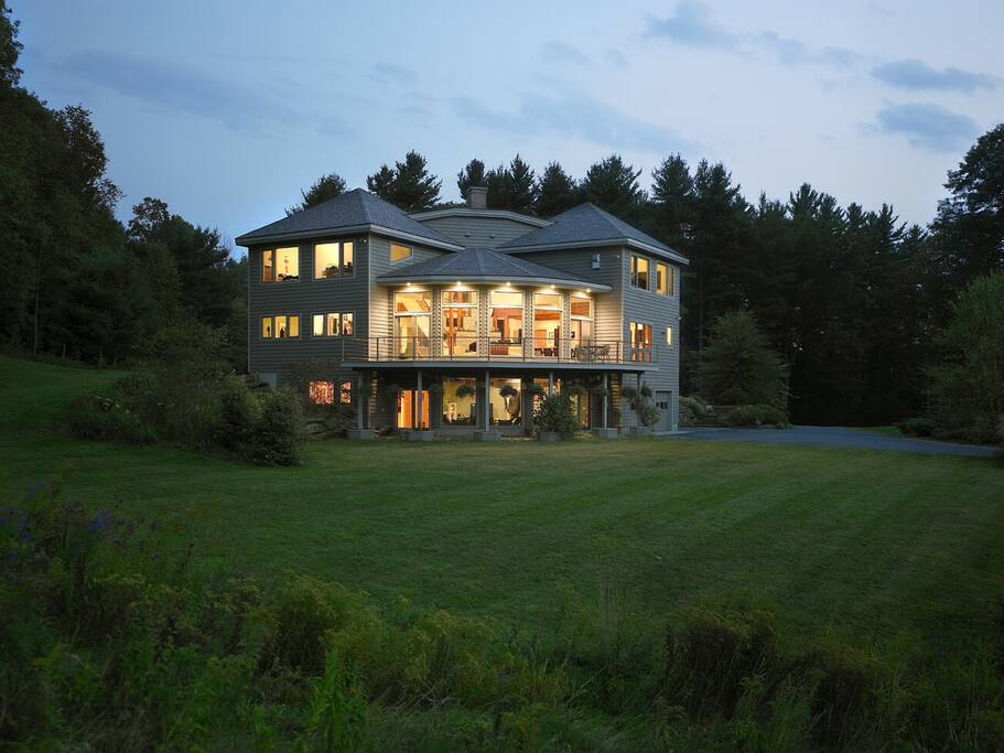 Meadow & Fern, private Kiva Suite entire lower level with direct access to North Lawn & parking. Private entrance.