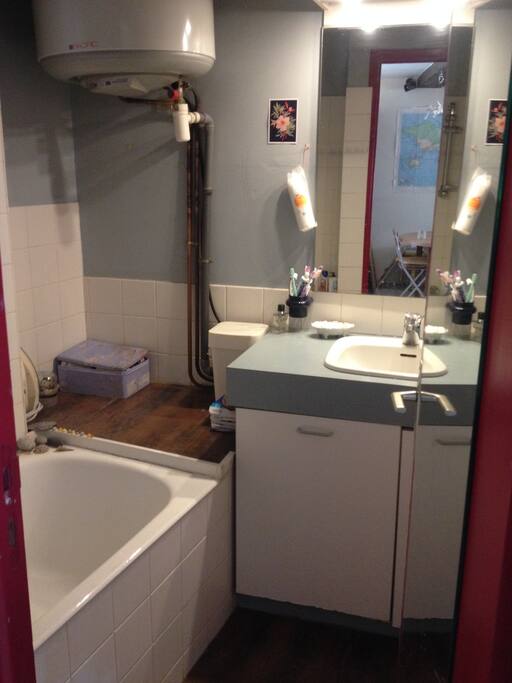 Salle de bain avec baignoire