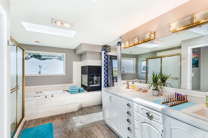 Green Lake Master Suite Apartment with Jetted Tub