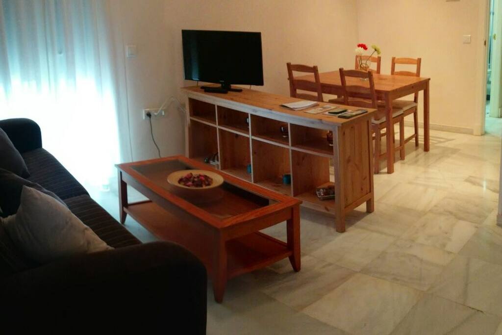 Salon con mesa para comer