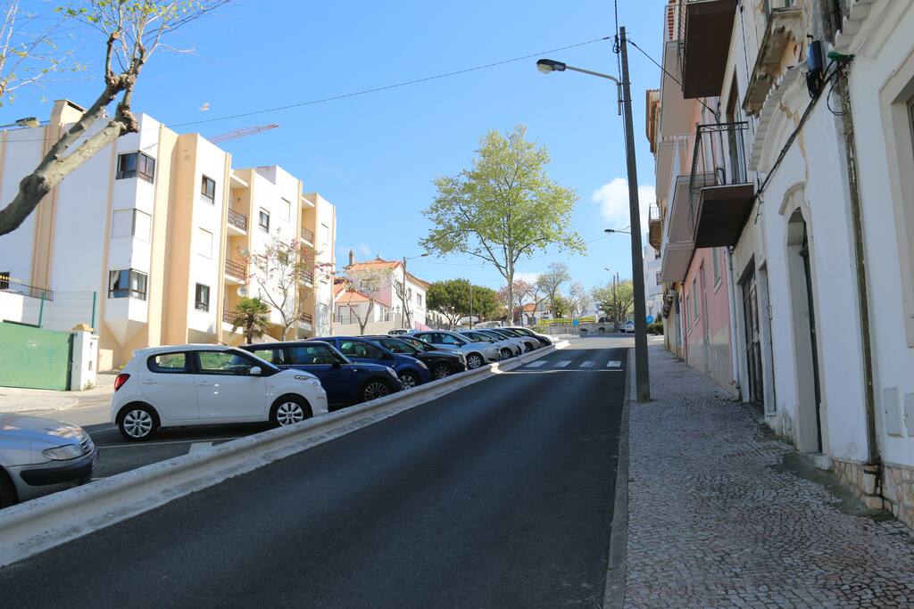 O apartamento fica nas traseiras do número 10 da Avenida da Independência Nacional na Nazaré.