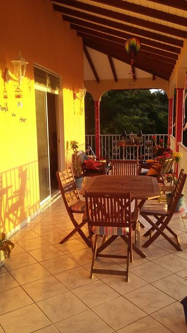 La terrasse au coucher du soleil