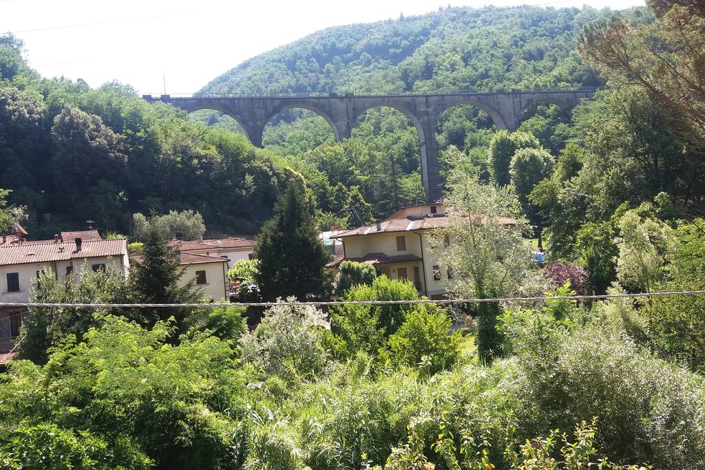 Veduta del ponte della ferrovia linea Porrettana
