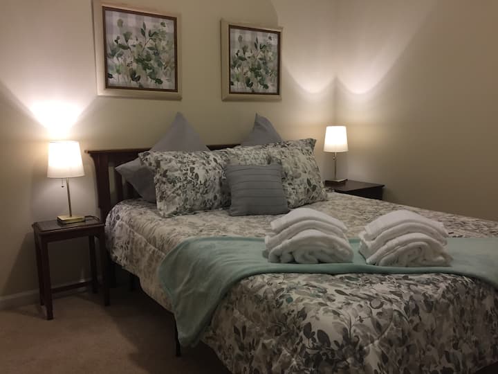 Camera da letto privata con accesso all'intera casa! Comodo e accogliente letto queen-size, materasso in memory foam, lenzuola e coperte di lusso, un sacco di spazio per cassetti e armadi, bagno nella sala.  *Goditi la cucina completa, il soggiorno, la TV, il caminetto, l'ampio terrazzo, il barbecue, i sentieri e l'accesso al lago
