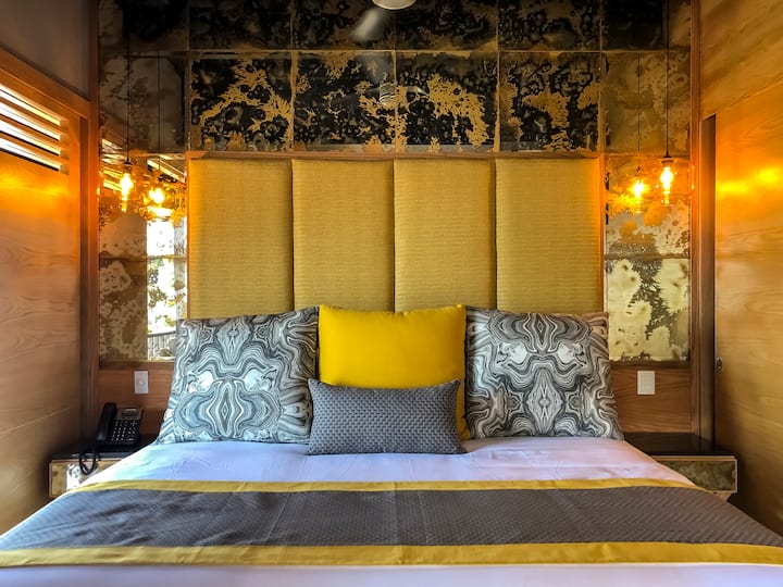 CHUMBA CHA KULALA KILICHO NA KITANDA CHA UKUBWA WA KING