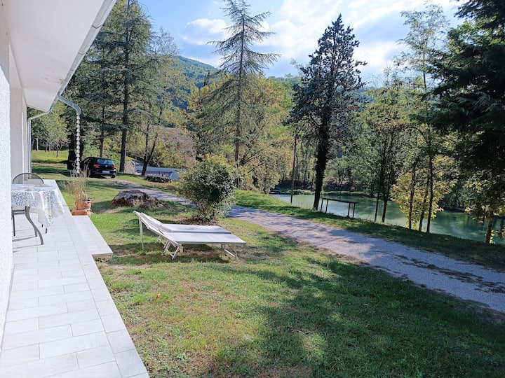 Fountains in the woods
Apartment overlooking the lake