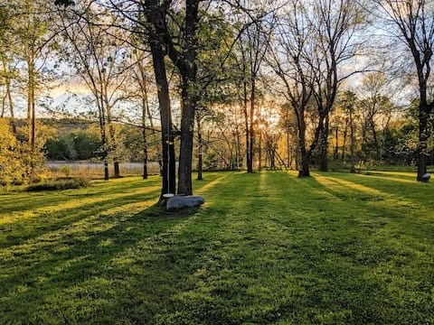Serene setting w/ private Illinois River access