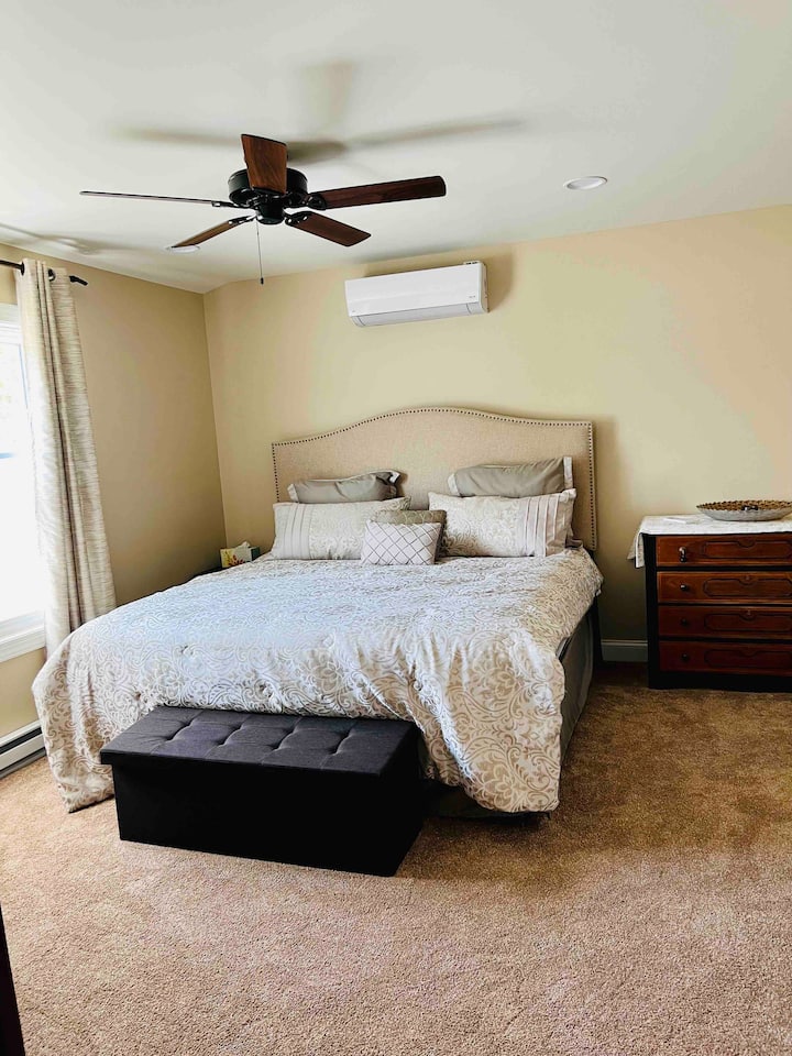 سرير كبير بمقاس كبير مع بياضات فاخرة جديدة لراحة ليلية مريحة