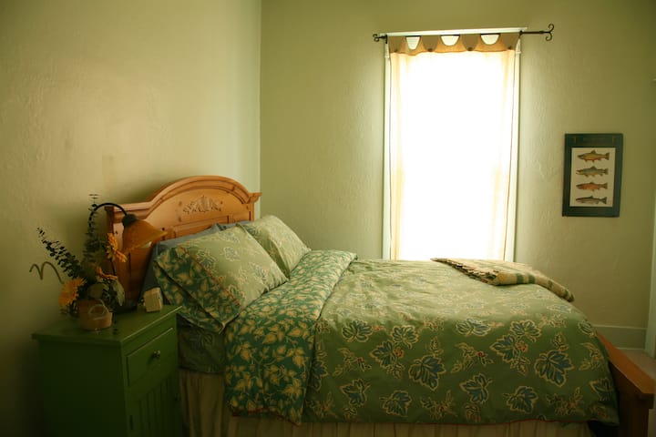 Vitanda vyetu vyote vina starehe na samani nzuri. 