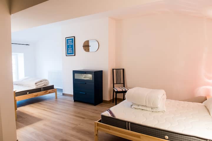 غرفة نوم كبيرة في الطابق العلوي