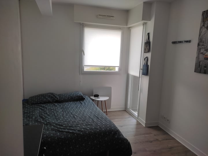 Dhoma e dytë e gjumit me 2 dritare të papërshtatshme në verandë 