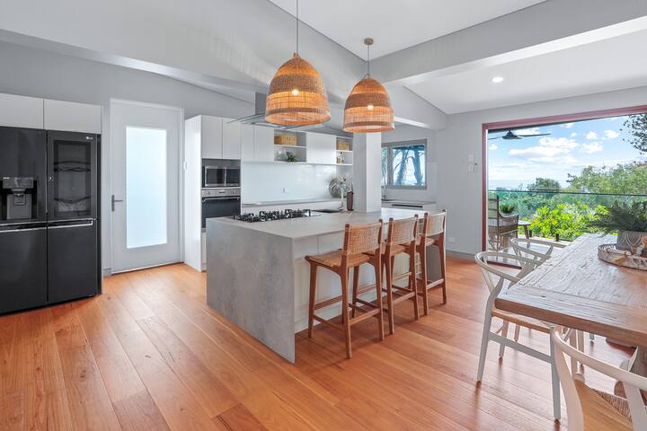 Luxe Coastal Abode, Marcus Beach gallery image 3