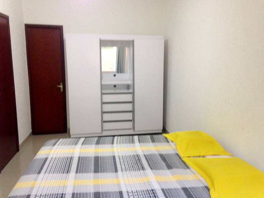 Quarto com suite , totalmente grande .