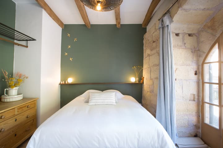 Chambre Kaki 
Lit 160 x 200
Small private bathroom. 