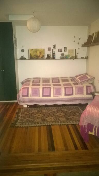 Cama de 1 plaza. Closet