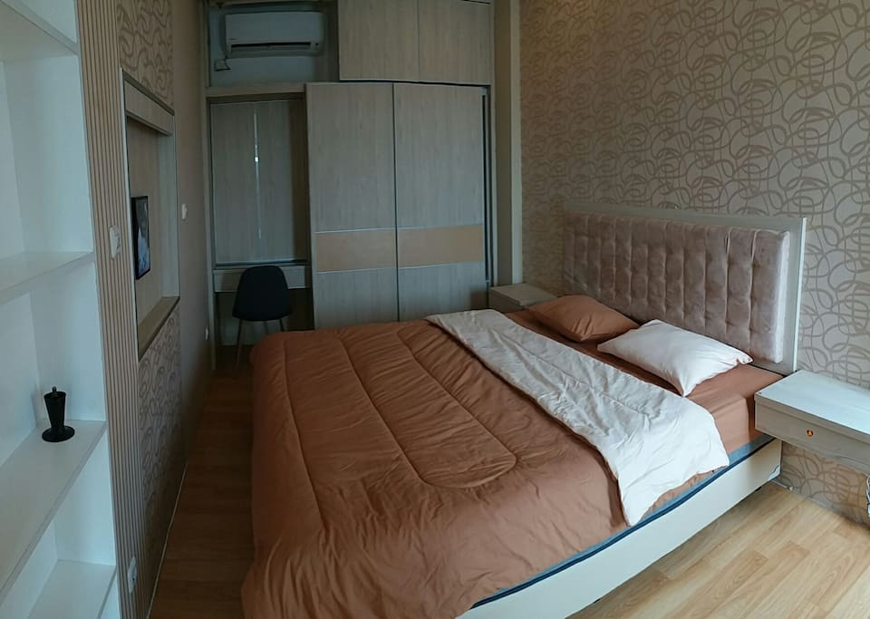main room with king size bed