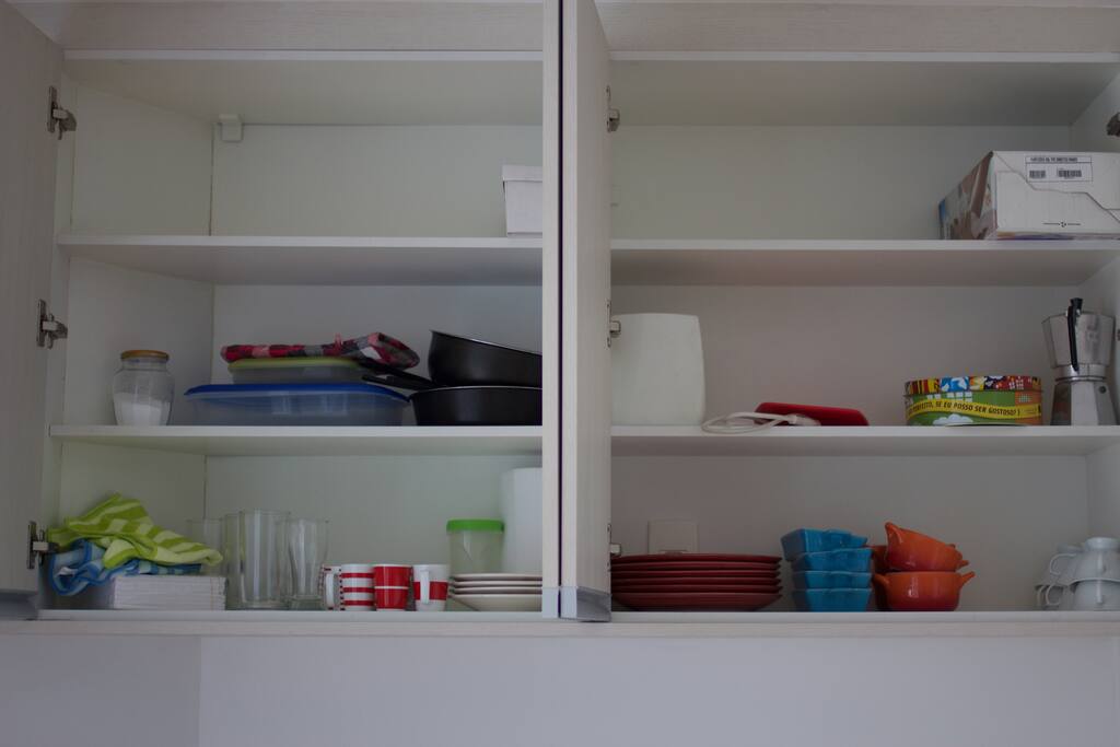 Parte dos utensílios disponíveis na cozinha.