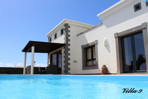 Playa Blanca-Nice villa with heated pool 28°C.