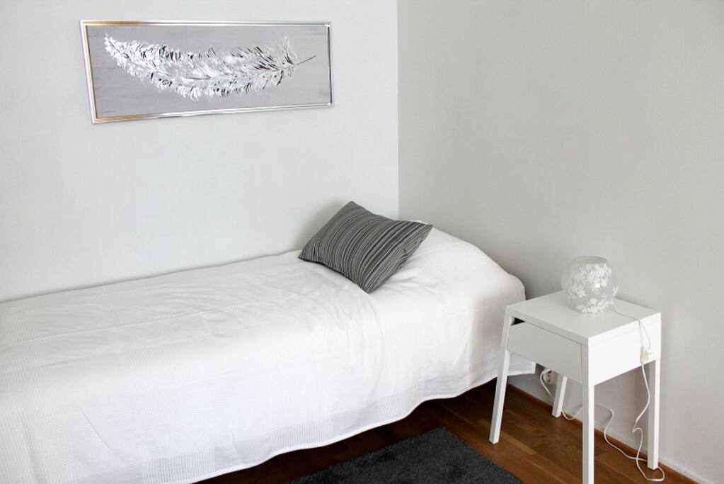 Olohuoneessa sänky yhdelle aikuiselle / One bed included in the living room.