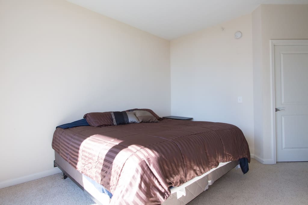 Spacious 2 bedrooms 2 full bathrooms with free parking - great base for traveling to DC, Arlington & Alexandria, Virginia!
