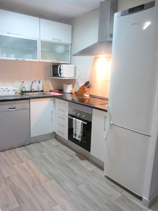 Cocina-Lavavajillas, Nevera, Horno, Tostadora, Cafetera, Microwave, etc