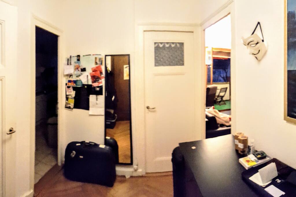 Entry hallway with access to bedroom, kitchen, livingroom and bathroom