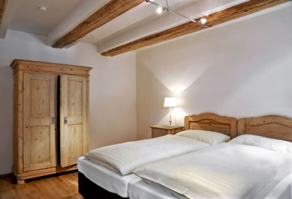 2. Schlafzimmer des Apartments "Dorfplatzl" (2 Betten + Zusatzbetten möglich)