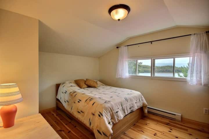 Second bedroom with view on lake and double bed
