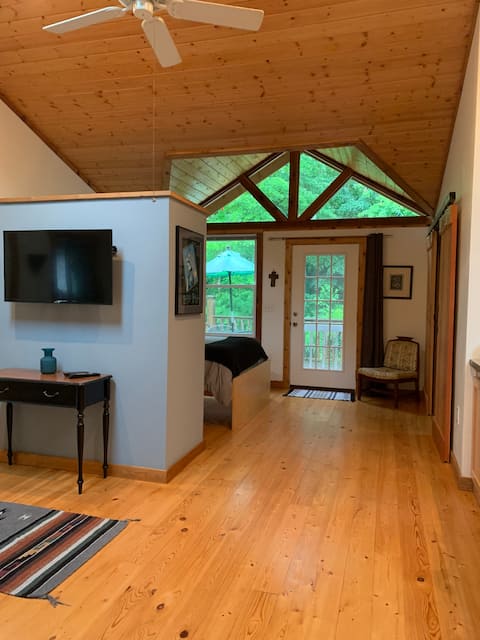 Successful Airbnb property: Lake House Retreat in Bordeaux Whites Creek Haynes Trinity