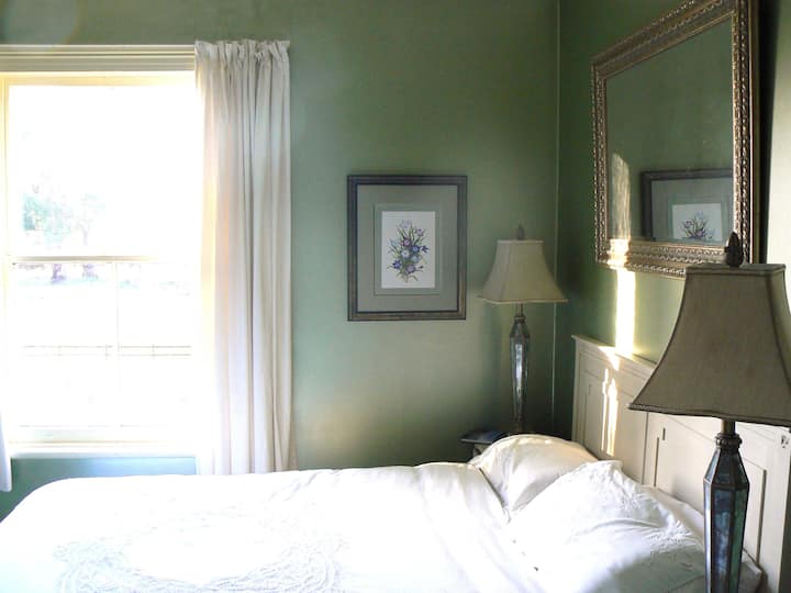 Spavaća soba 5, s malim kupaonicom.