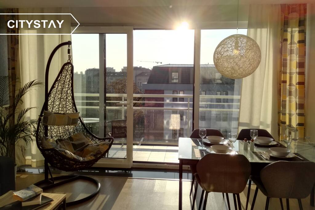 an impressive panoramic full wall window to enjoy the sunsets