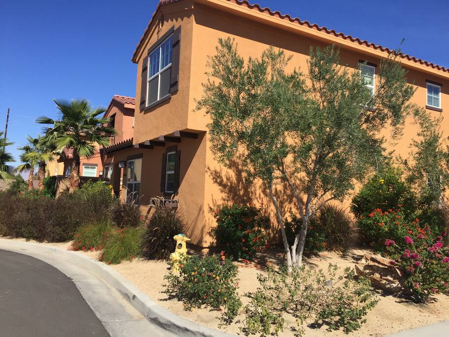 Located close to Old Town restaurants and shops.