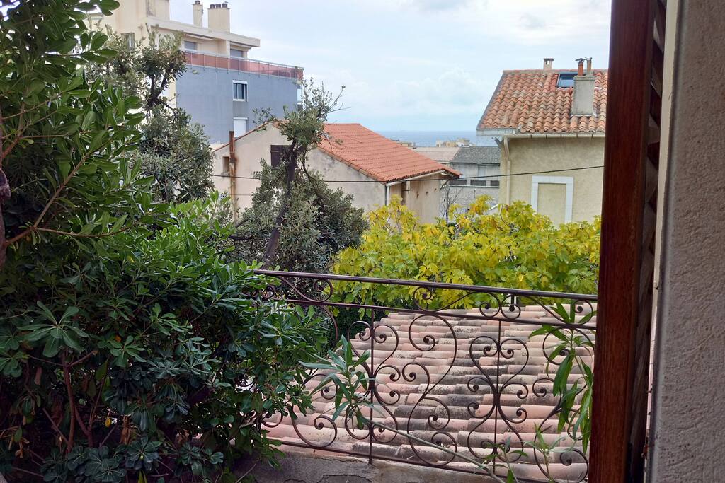 la vue de la fenêtre sur les toits et la mer. Le calme.