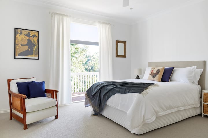 سرير ملكة مع حمام داخلي خاص