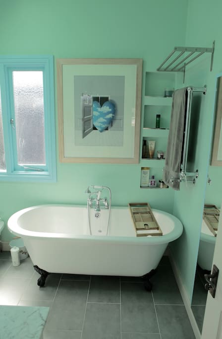 Spa style bath tub