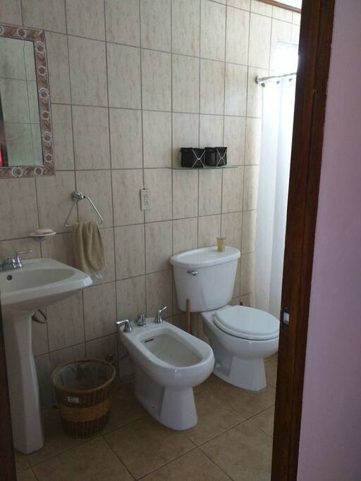 Baño con ducha. Agua caliente y fría.