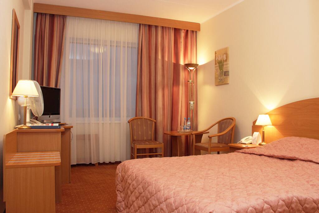 Business Premium DOUBLE!!!
The room has comfortable modern furniture, a wide bed (160 × 200), as well as an organized working space with a desk. Suitable for accommodation 1-2 people. Total area of the room is 21 m².Comfortable renovated one-room rooms with modern design, consisting of a hallway, a bedroom and a bathroom.