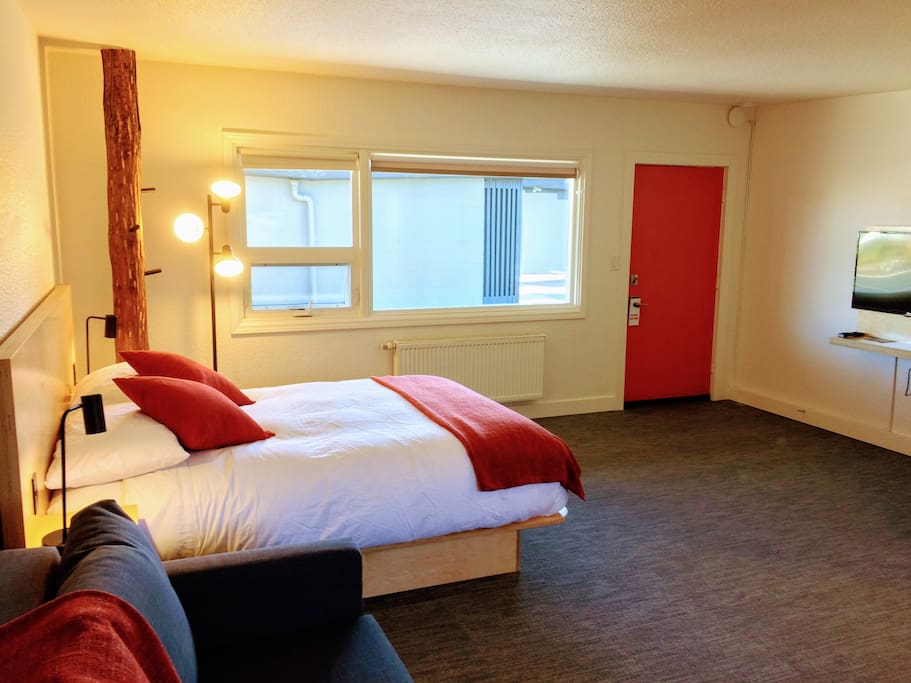 Southern exposure fills the Maple room with natural light (shades can be drawn for privacy). Room includes flatscreen television with cable.