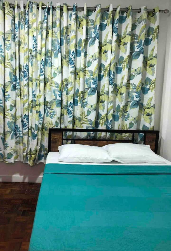 เตียงควีนไซส์นอนได้ 2 คน 