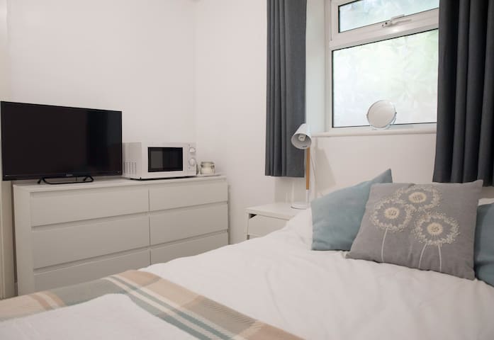 Modern Double bedroom close to Various HQs