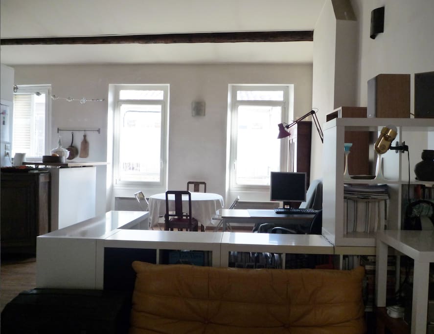 la salle à manger avec la cuisine à gauche